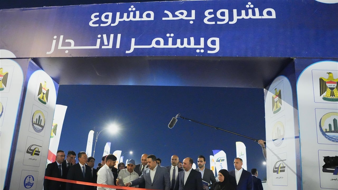 رئيس الوزراء يفتتح مشروع تطوير ساحة النسور والطرق المحاذية لها في بغداد