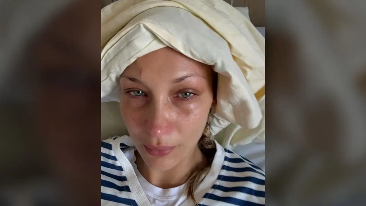صور من المستشفى.. بيلا حديد تُقلق محبيها بسبب مرض نادر