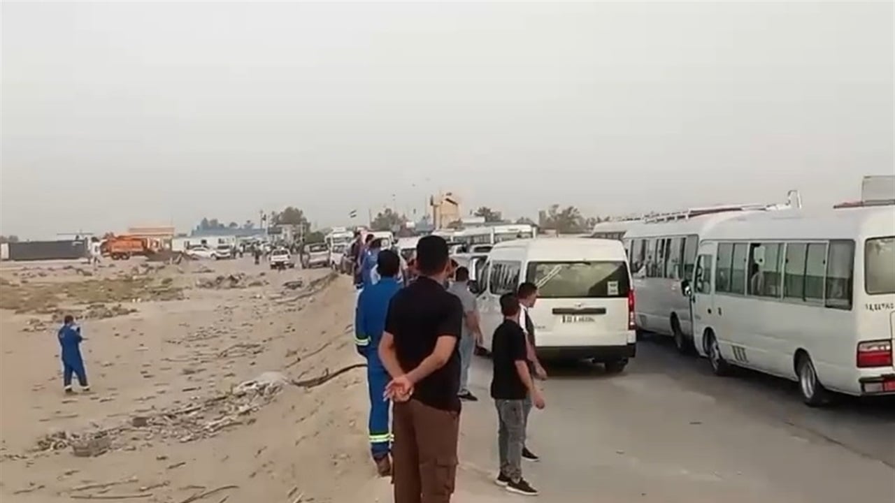 &quot;ماكو تعيين ماكو دوام&quot;.. عشرات الخريجين يغلقون حقل الرميلة الشمالي