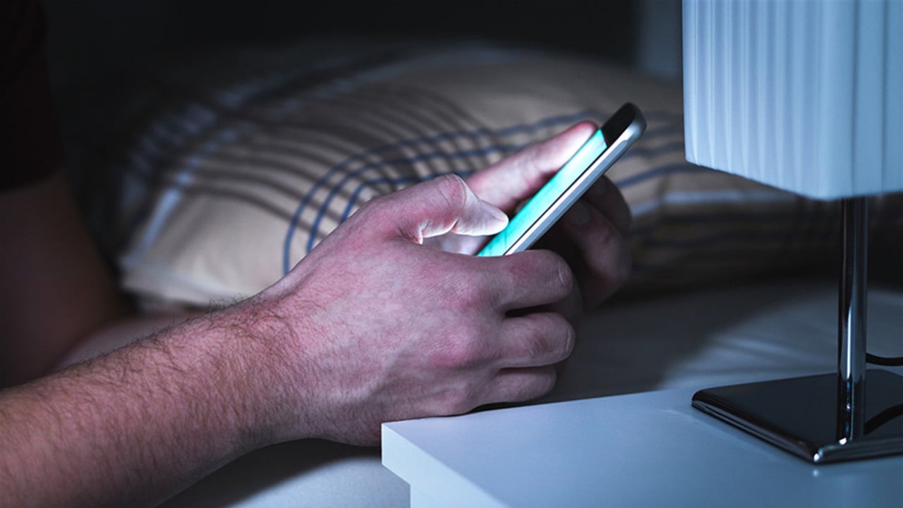 هل تسهر على هاتفك المحمول؟.. دراسة تشخص حالتك
