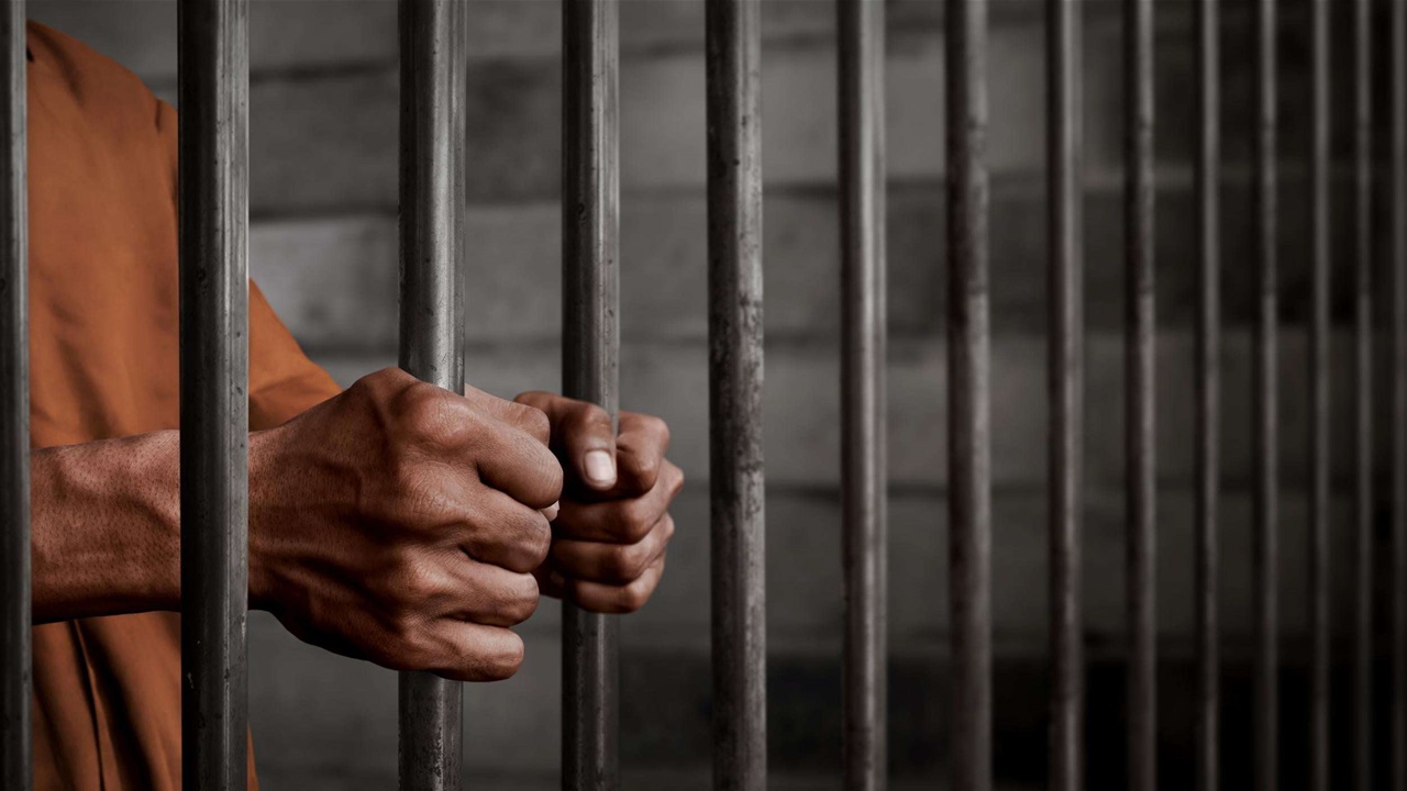 وزير العدل يعلن تفكيك شبكة مخدرات بالسجون ويتحدث عن مصير المشمولين بالمحتوى الهابط