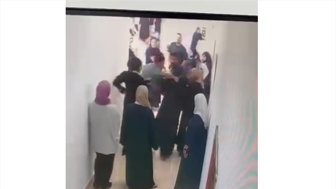 غضب في كربلاء.. رجل يدفع معلمة بإحدى المدارس ويسقطها ارضًا