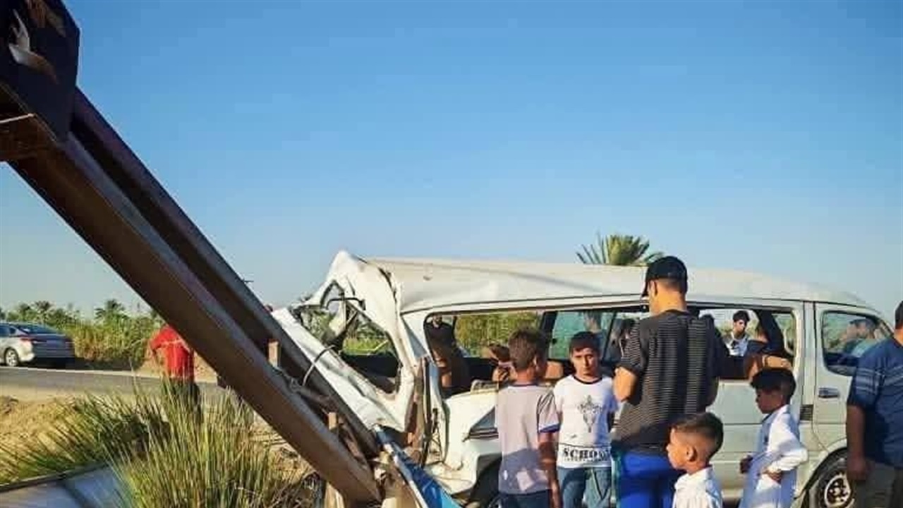 وفاة طفلة وإصابة 10 آخرين بحادث مركبة تقل تلاميذ في الديوانية (صور) 