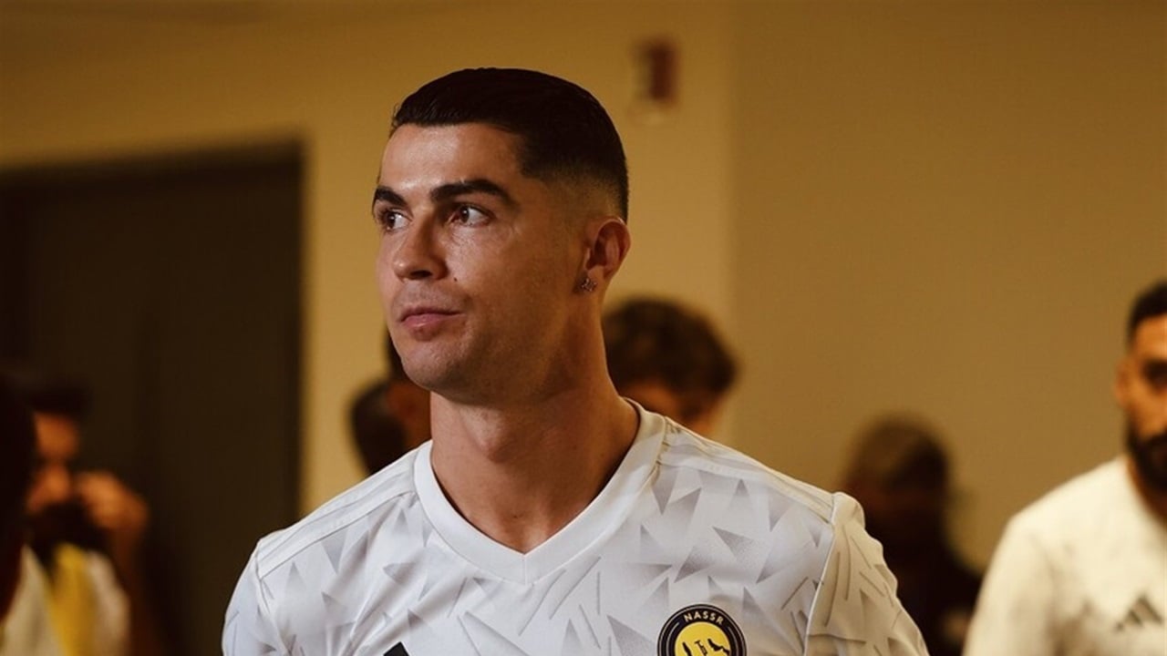 رونالدو يفاجئ صحافيا بمزحة طريفة