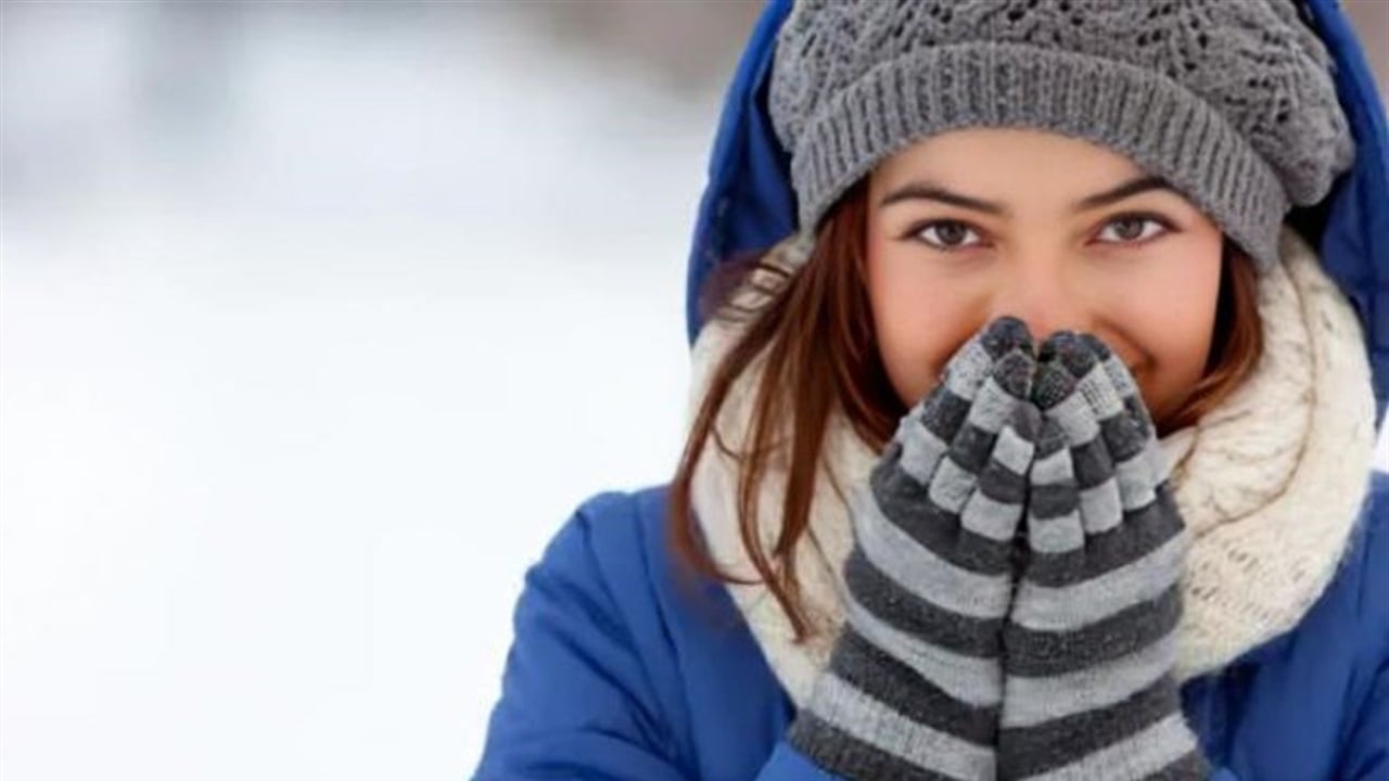 لماذا تشعر النساء بالبرودة أكثر من الرجال؟