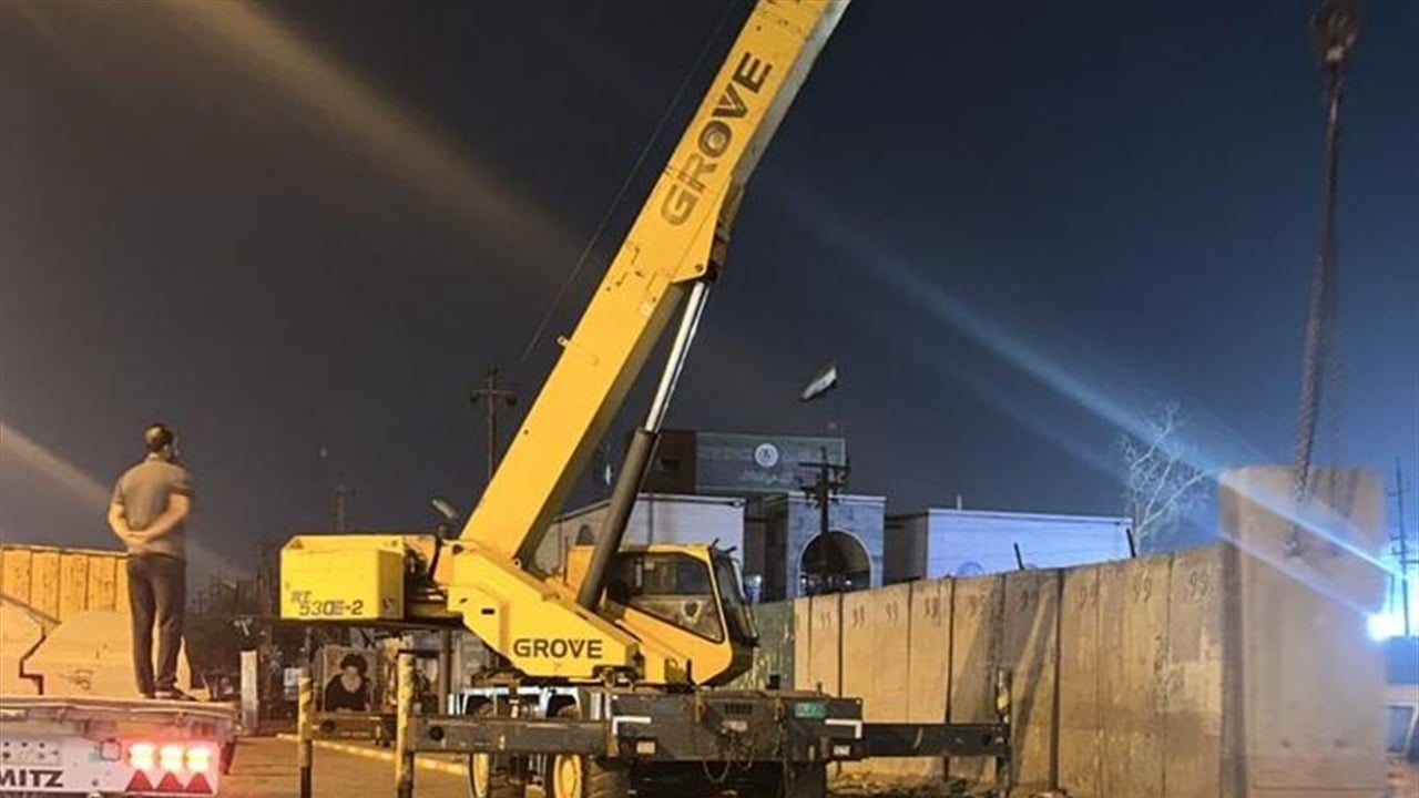 بالصور.. رفع كتل كونكريتية جنوبي بغداد