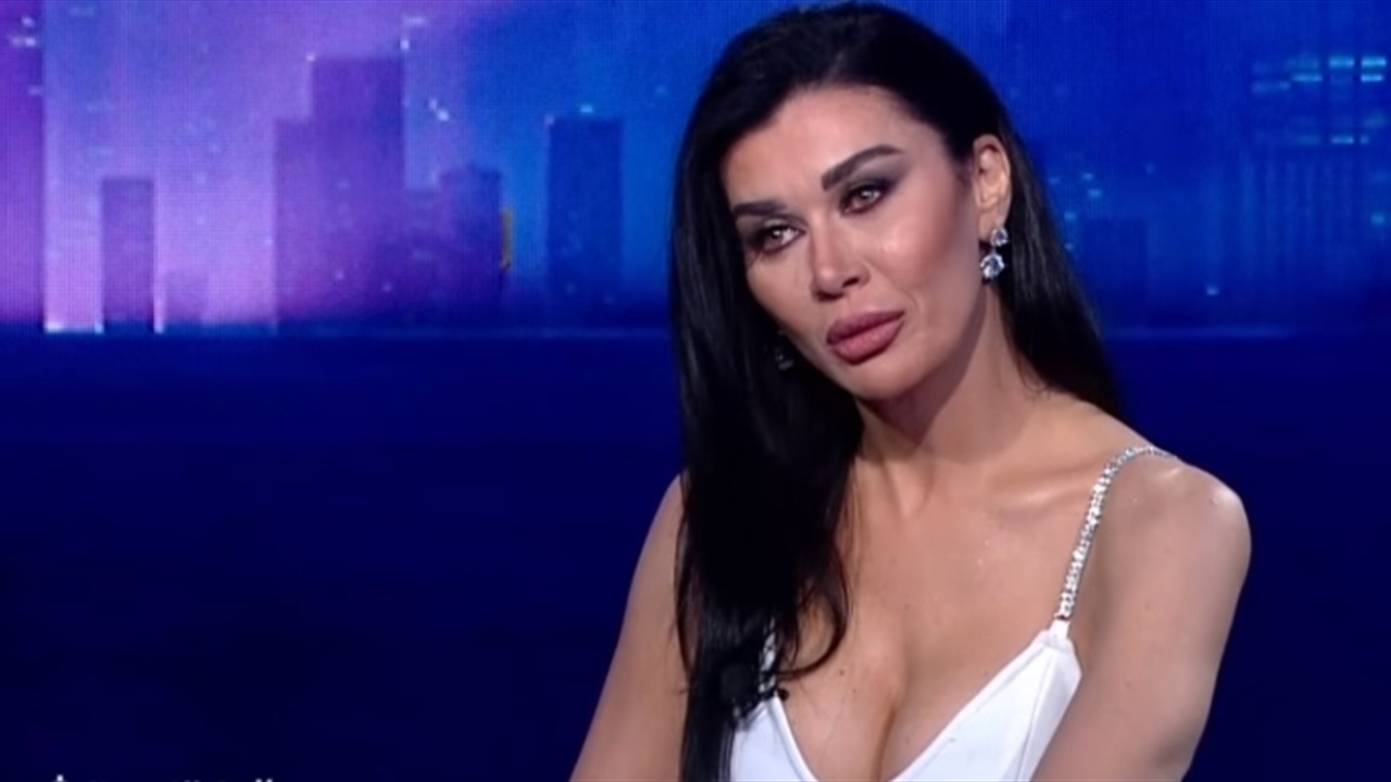 نادين الراسي تخطف الأضواء بجلسة تصوير جريئة (صور)