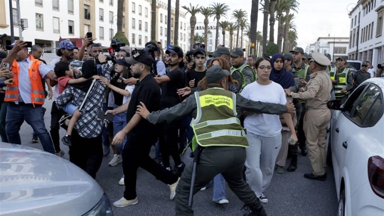 توسع التظاهرات في المغرب واستقالة مستشار 