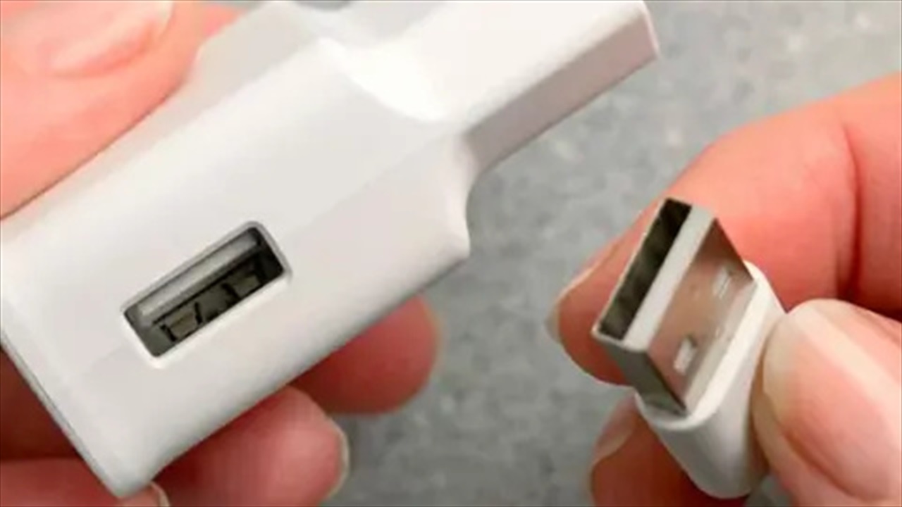 ماذا يعني اللون الأبيض لمنفذ &quot;USB&quot;؟