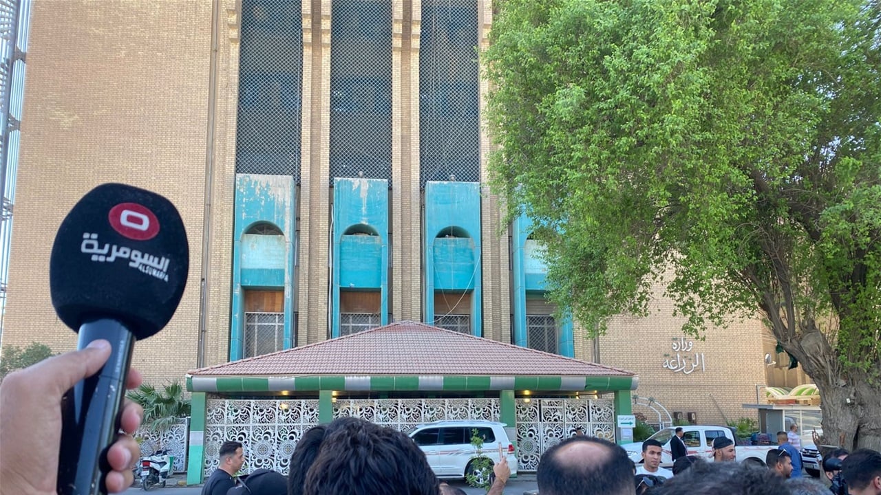 عشرات التجار يحتجون أمام وزارة الزراعة لرفض قرار منع استيراد الدجاج والبيض (صور)