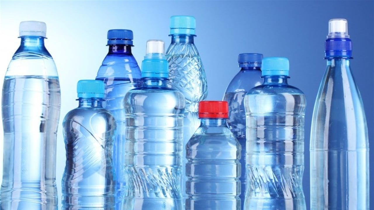 دراسة تربط مياه العبوات البلاستيكية بزيادة خطر السرطان