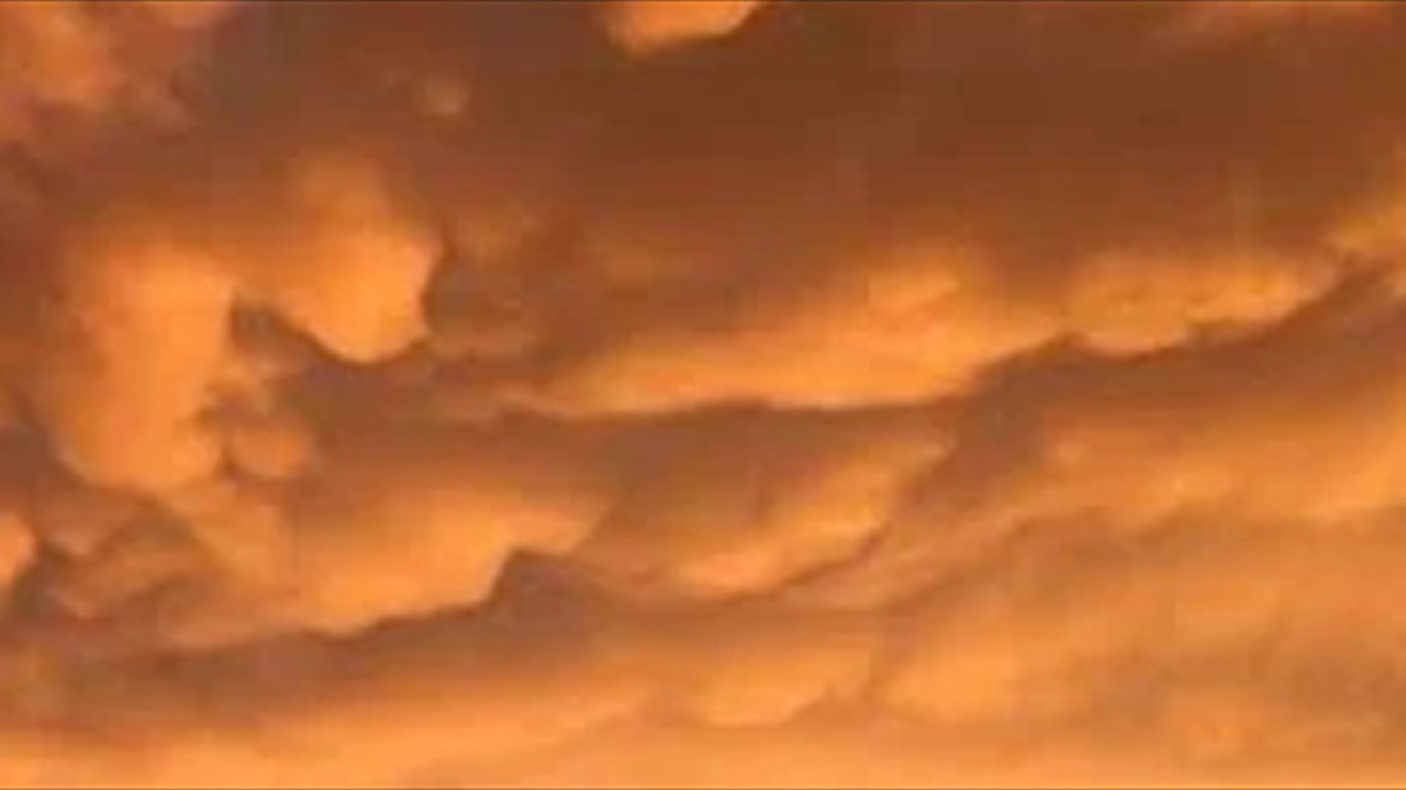 &quot;سحابة برتقالية&quot; في السماء تثير الرعب
