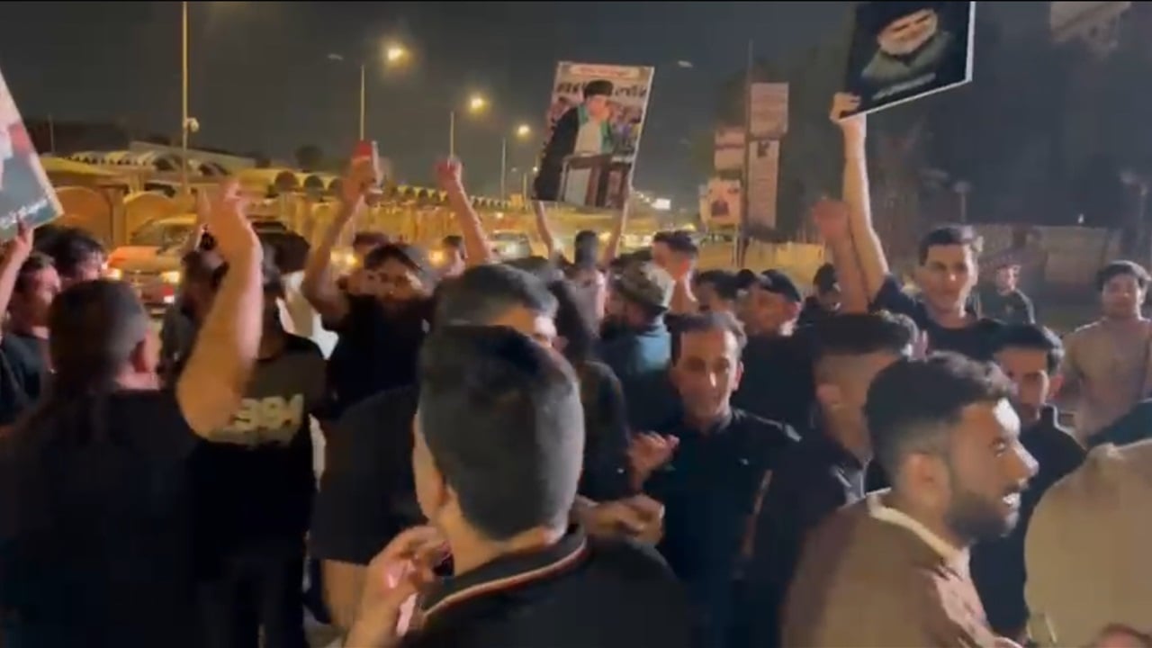 بعد انزال لافته &quot;مقاطعون&quot;.. تظاهرة للتيار الصدري في ذي قار (فيديو)