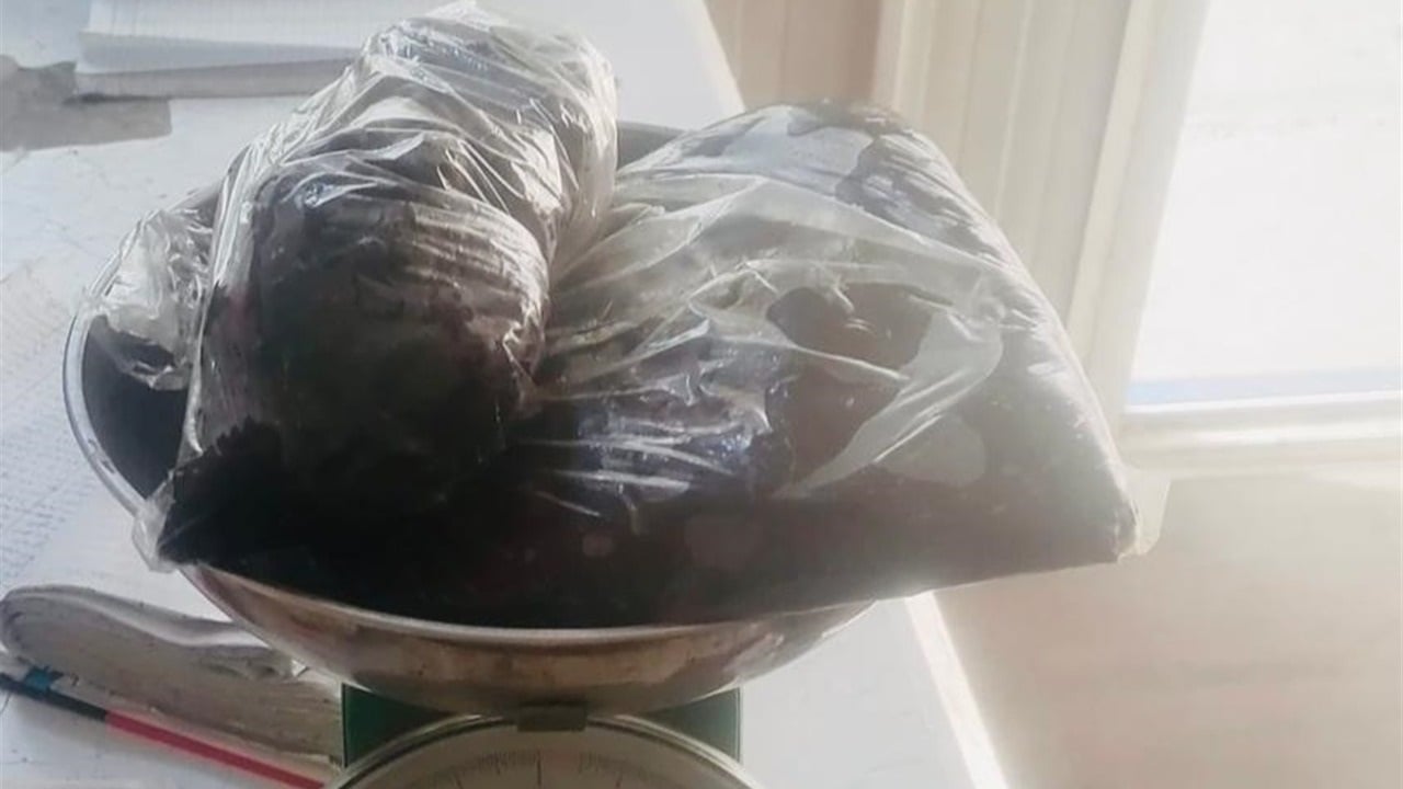 احباط تهريب 3 كغم من المواد المخدرة في سيارة تحمل لوحات اجنبية بمنفذ عرعر