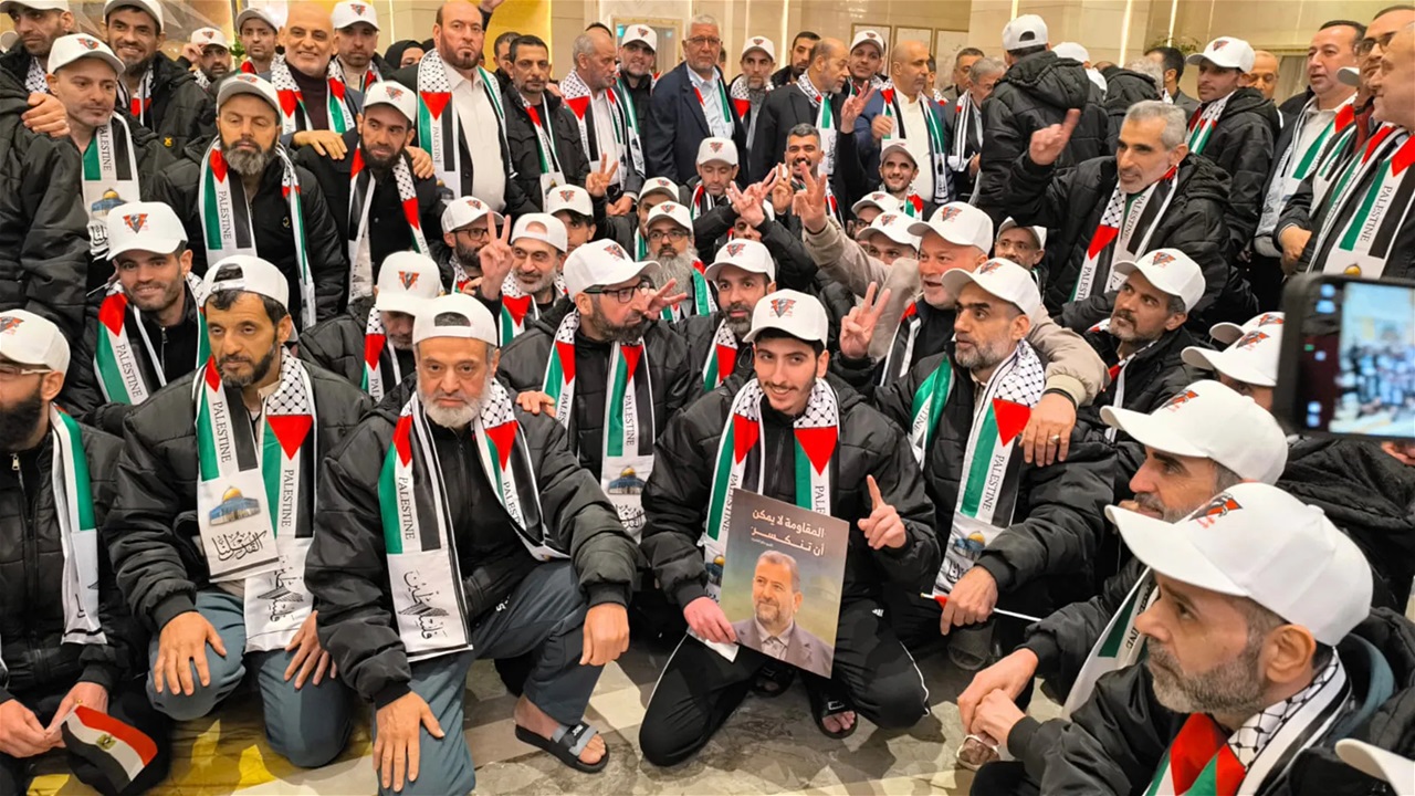 عشرات الأسرى الفلسطينيين المفرج عنهم من سجن عوفر يصلون إلى رام الله