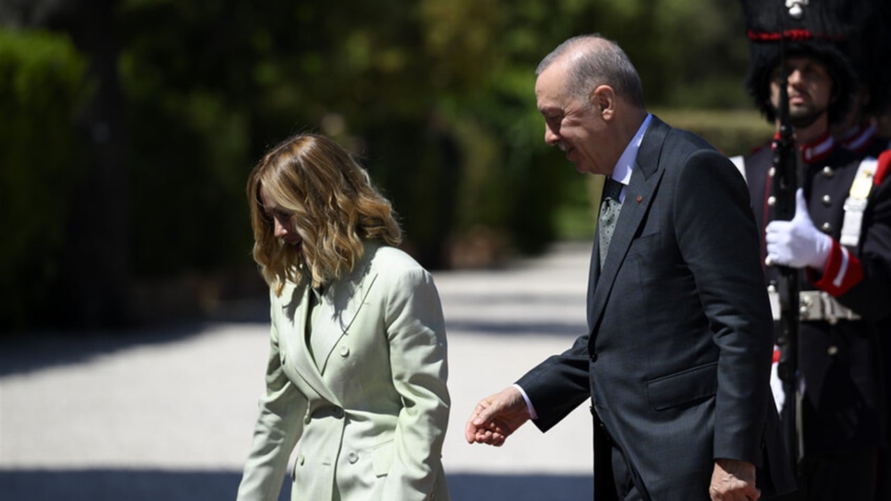 أردوغان يمازح رئيسة وزراء إيطاليا بقمة شرم الشيخ