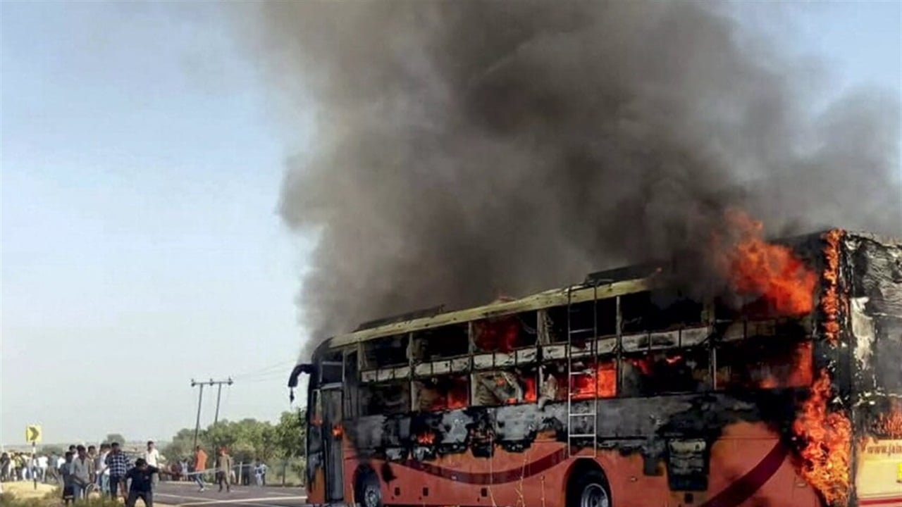 مصرع 20 شخصا بحريق داخل حافلة شمالي الهند