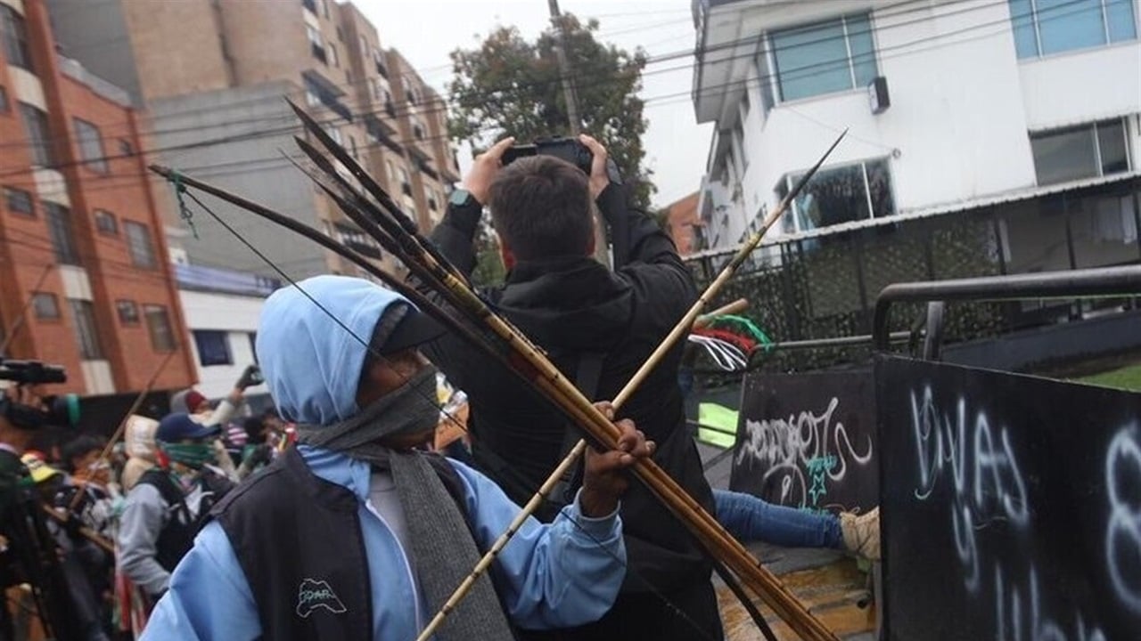هجوم على السفارة الأميركية بالقوس والسهم وتسجيل 4 إصابات