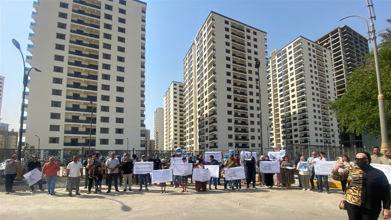 بالصور والفيديو.. &quot;طفح مجاري وتشقق الجدران&quot;.. ساكنو مجمع دار السلام يتظاهرون ويناشدون السوداني