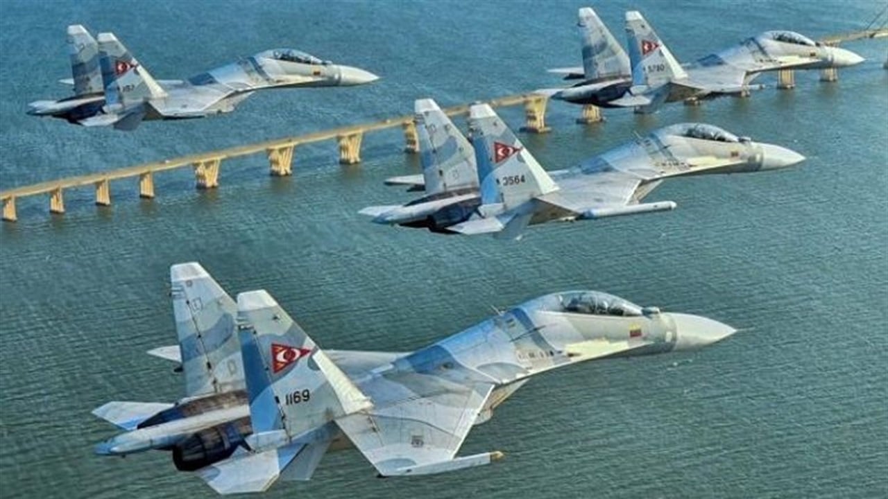 سو-30 الفنزويلية في مواجهة بي-52 الأمريكية.. من سيصمد في خضم التصعيد؟ 