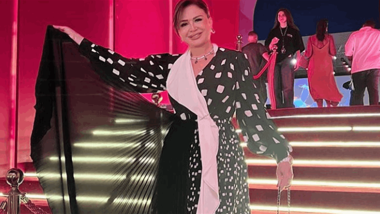 الفيديو الأكثر تداولاً... فستان إلهام شاهين يطيح بها على السجادة الحمراء في الجونة!