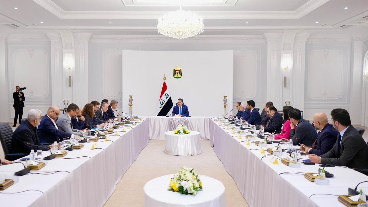رئيس الوزراء يرد على قضية الديون ويؤكد: مبعوث ترامب عراقي الاصل 