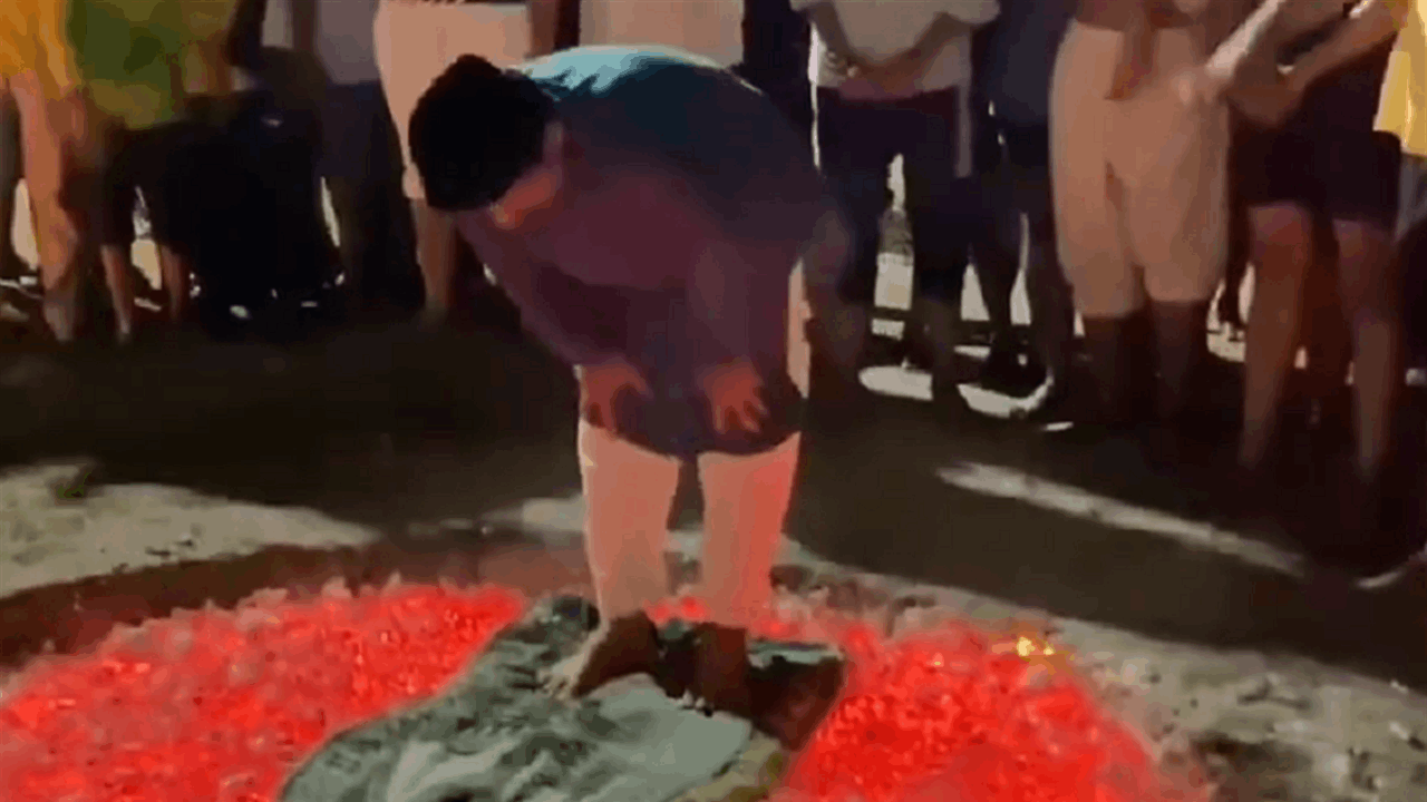 رجال في إندونيسيا يفرشون سجادة على الجمر ويصلون عليها