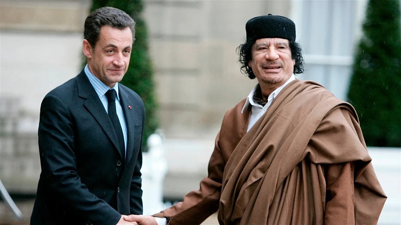 الرئيس الفرنسي السابق ساركوزي يدخل السجن