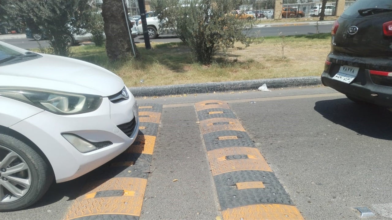 حملة لإزالة المطبات الصناعية في شوارع بغداد.. وغرامة &quot;باهظة&quot; للمخالفين