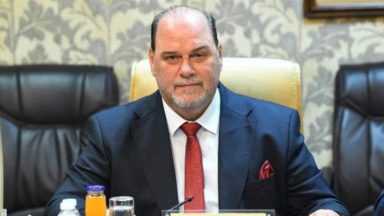 تبادل الاتهامات بين نقيب الفنانين ولجنة الثقافة النيابية.. مطالبات بسحب اليد و26 خطأً إملائياً