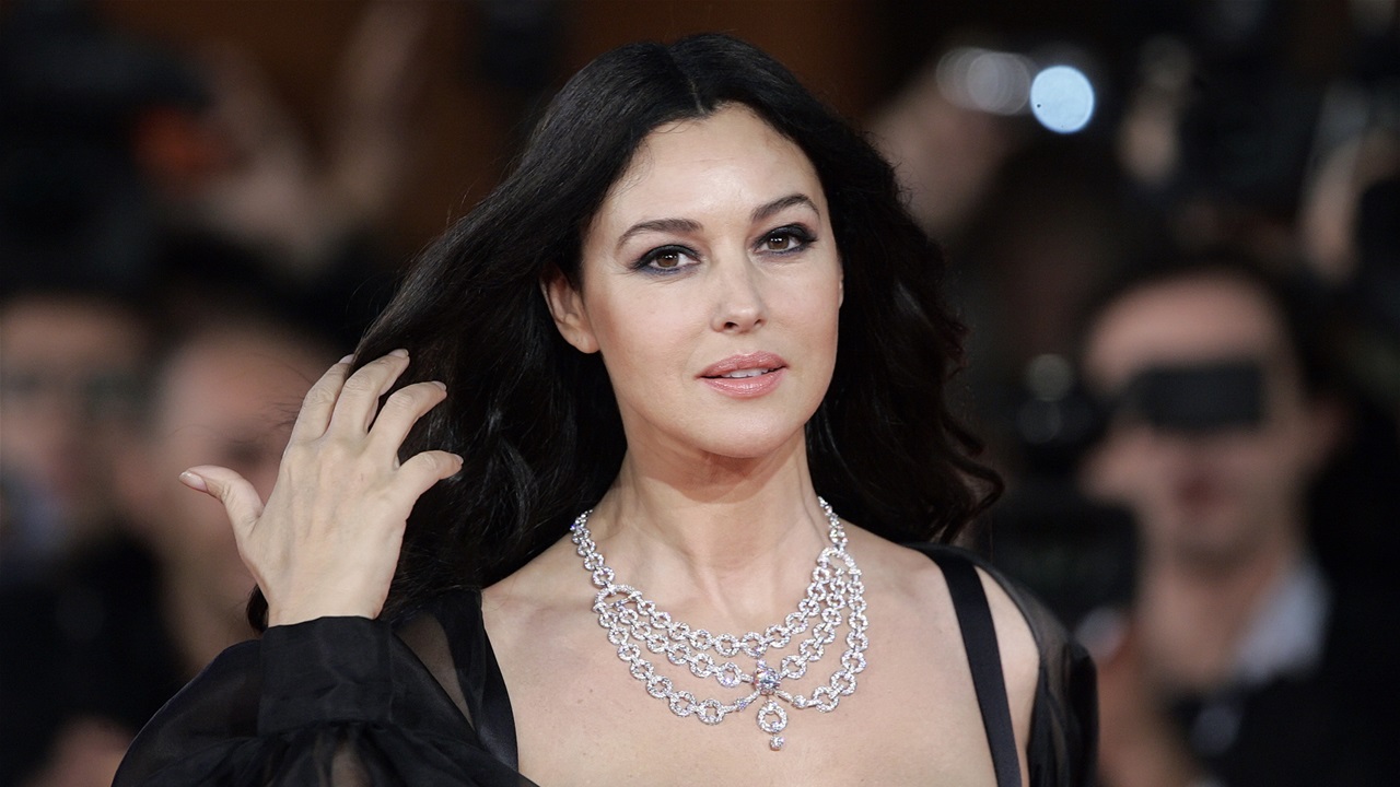 مونيكا بيلوتشي تشعل السوشيال ميديا بصورة مع أحمد عز