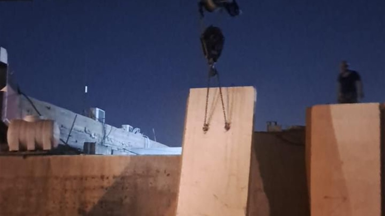 رفع الكتل الكونكريتية المحيطة بقاطع مرور الاعظمية ونقلها لخارج بغداد