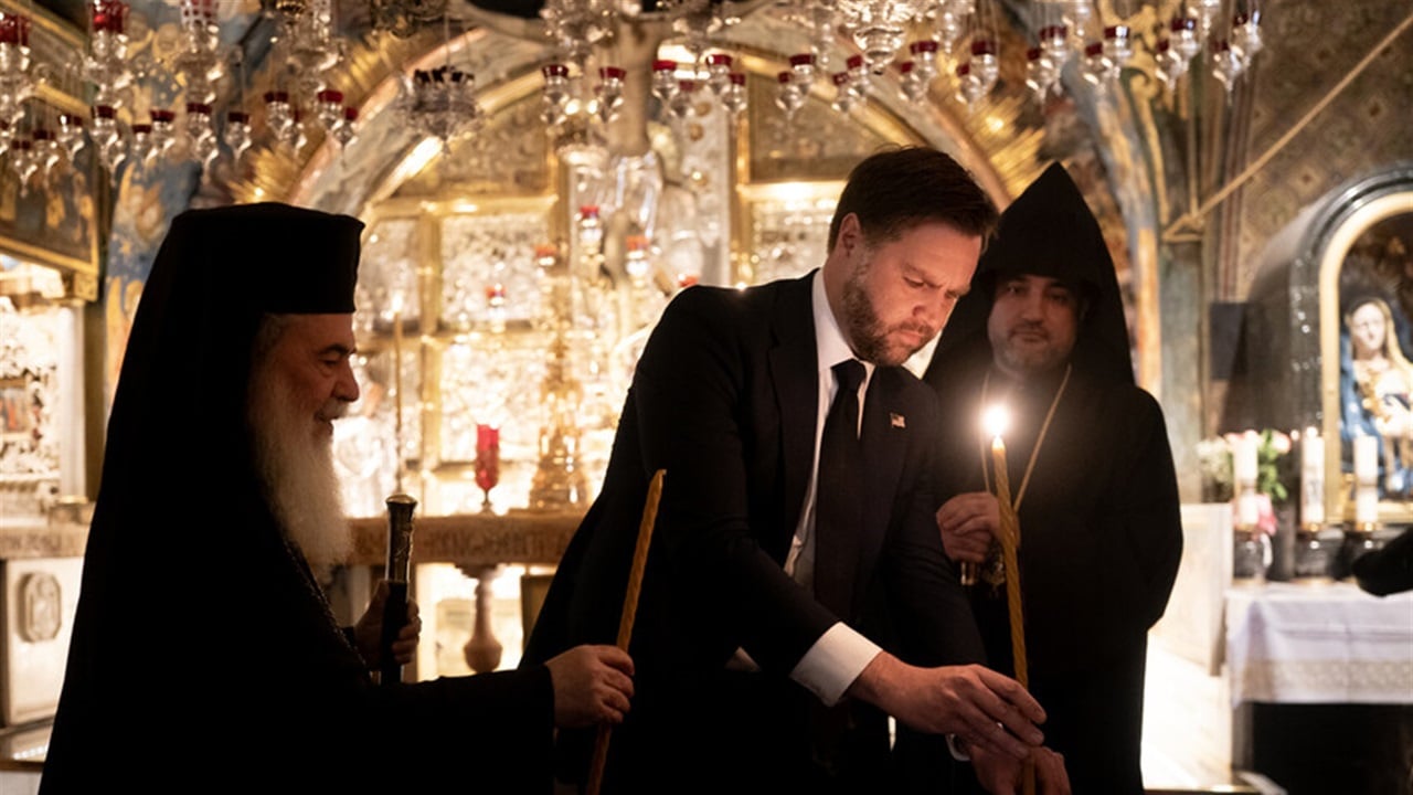 نائب الرئيس الأمريكي يركع وينفجر بالبكاء