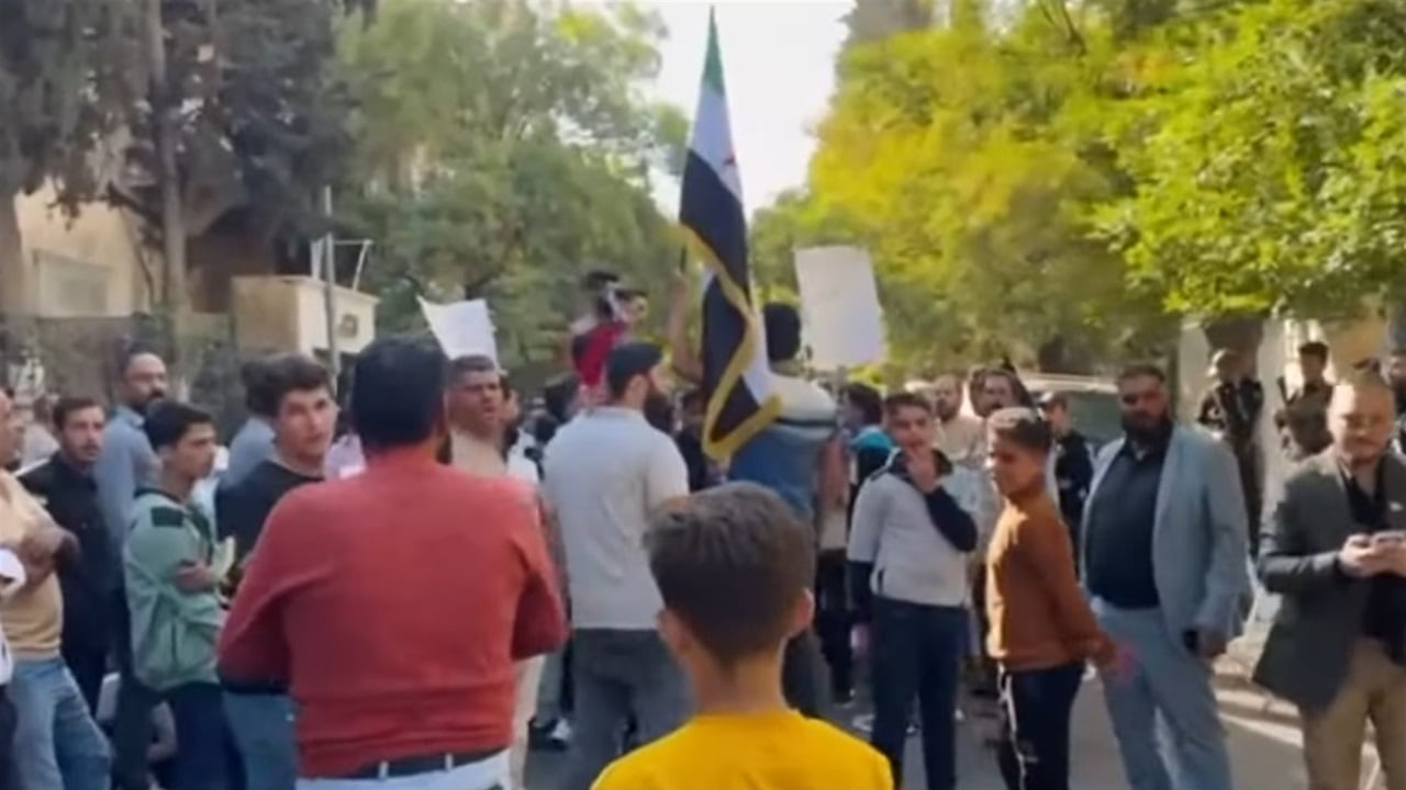 احتجاج أمام السفارة العراقية في دمشق بعد حكم الإعدام بحق مواطن سوري