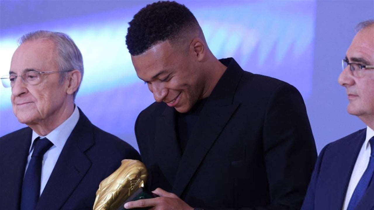 مبابي يتسلم جائزة الحذاء الذهبي