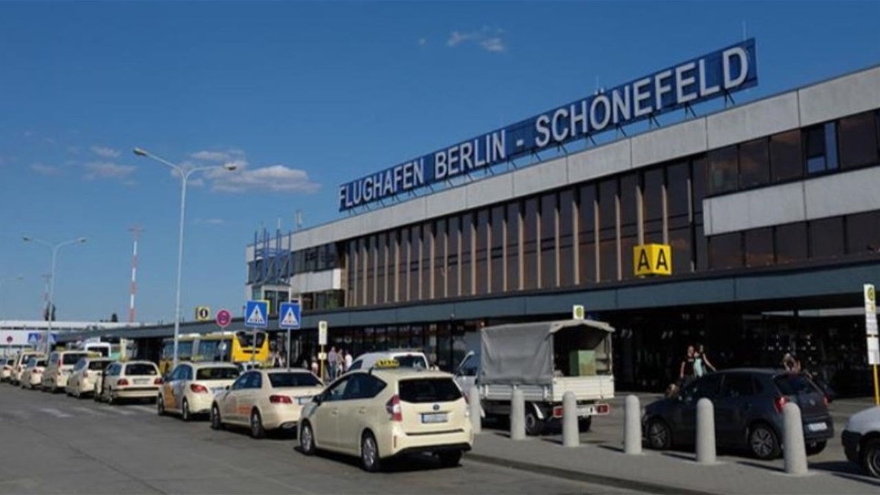 إيقاف مطار برلين بعد رصد طائرات مسيرة مجهولة
