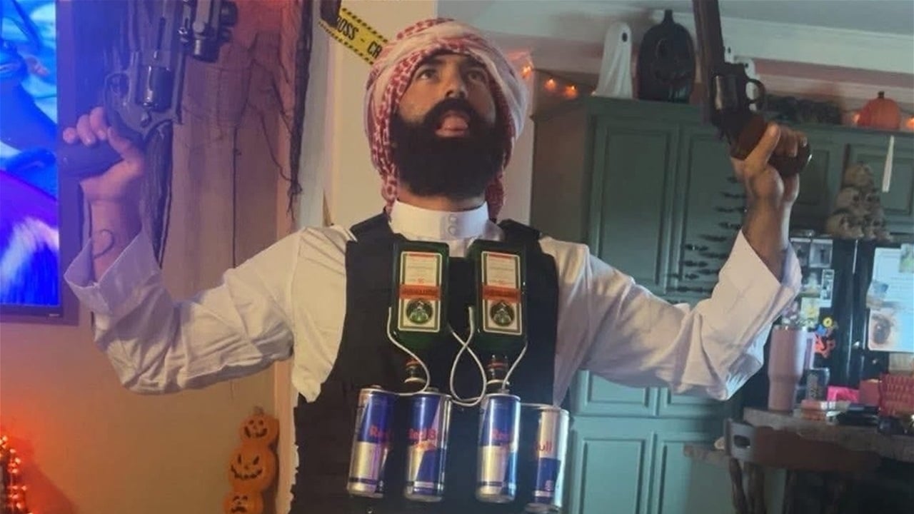 طرد موظف دخل حفلا بلباس عربي و&quot;حزام ناسف&quot;