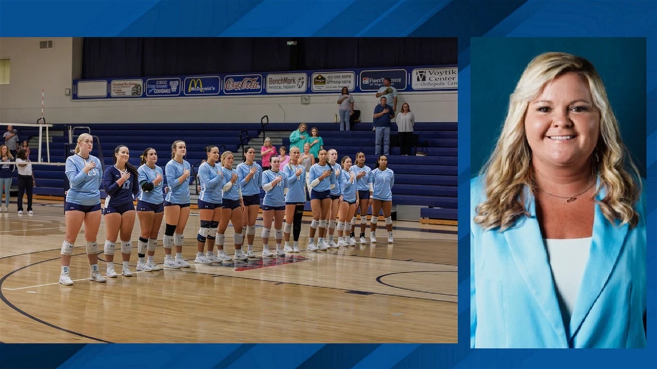 فريق كرة طائرة امريكي &quot;يحتفل&quot; بعودة مدربته بعد مهمة عسكرية في العراق