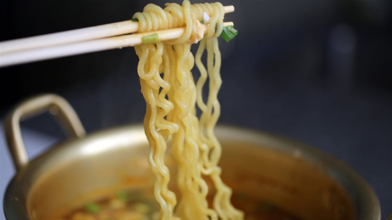 سوق “الاندومي” في العراق يتجاوز المليار دولار رغم تسجيل 18 مليون فقط في الجمارك!