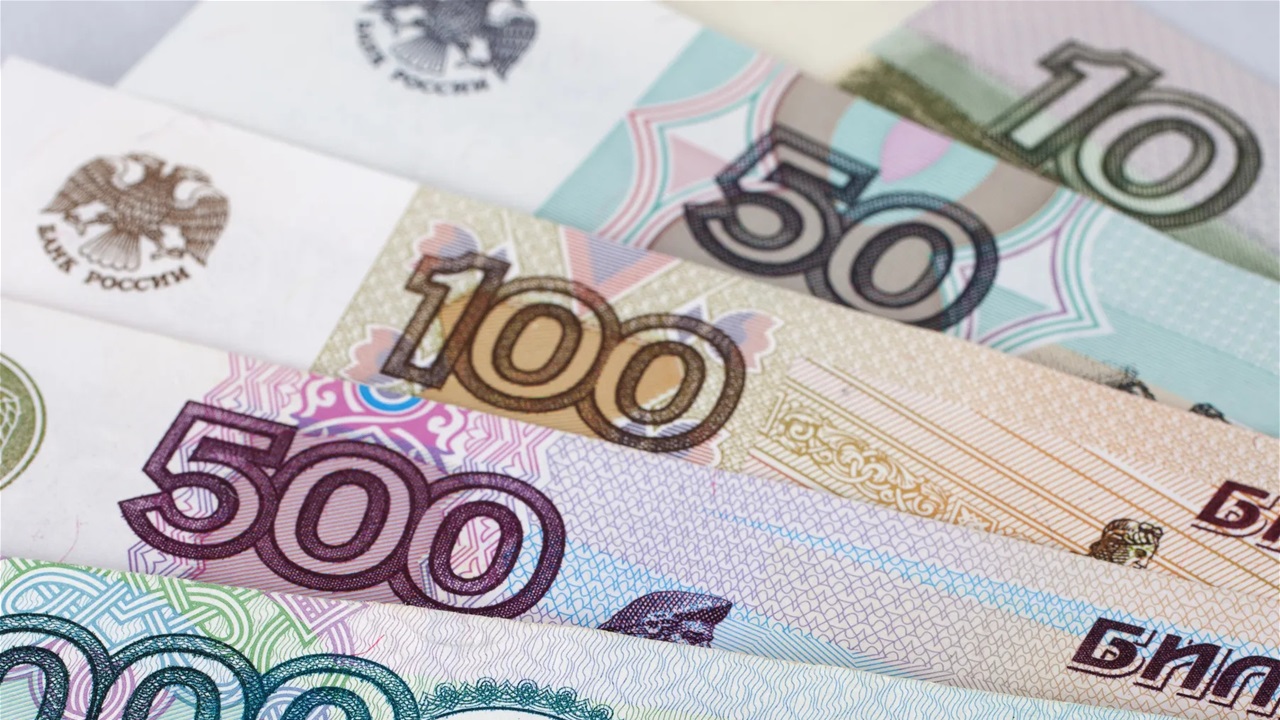 &quot;خلل تقني&quot; يحوّل رواتب 34 موظفًا إلى حساب عامل واحد