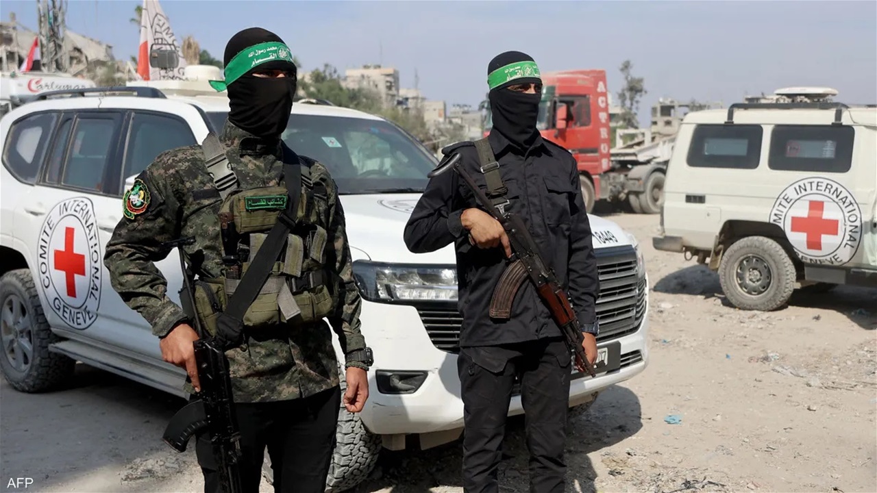 &quot;إسرائيل&quot; تتسلم رفات ثلاث رهائن إسرائيليين