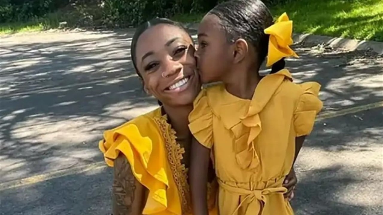 حادثة كارثية سببها مبلغ مالي &quot;تافه&quot;.. رصاصة طائشة تقتل أماً نائمة بحضن طفلتها