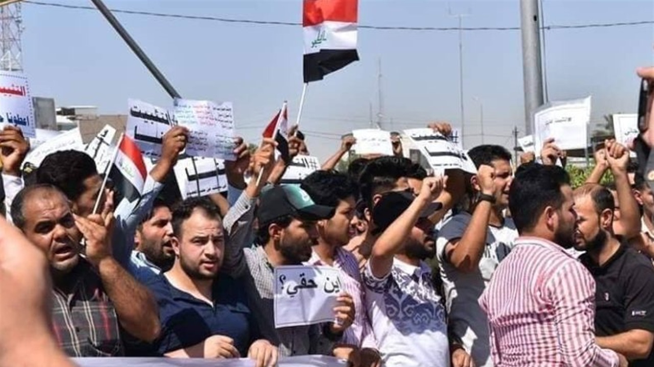 العشرات من &quot;الفاحصين&quot; على وزارة الدفاع يتظاهرون في بغداد