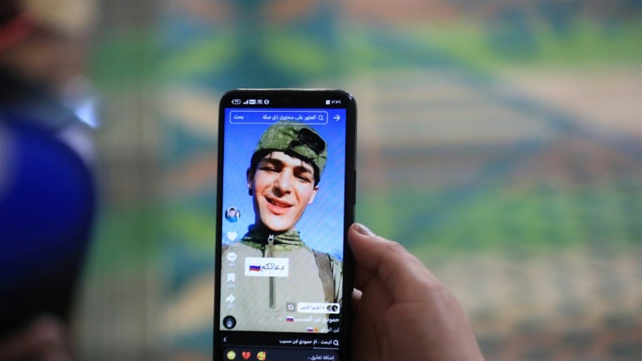 &quot;كلمة مرتزق عار&quot;.. قصة عائلة عراقية غادرت قريتها بسبب قتال ابنها في روسيا