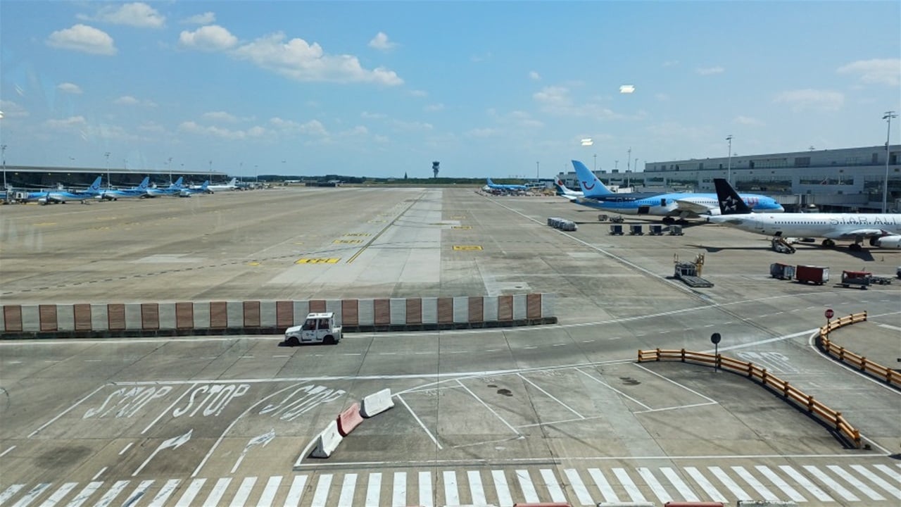 مسيرة مجهولة تتسبب بإلغاء 80 رحلة جوية في مطار بروكسل 