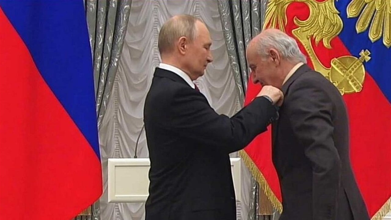 بوتين يقلد عراقيا ميدالية &quot;بوشكين&quot;