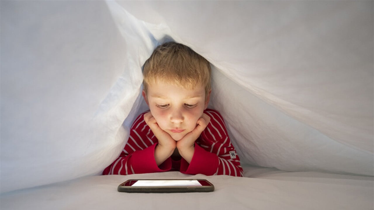 التلفاز والأجهزة الذكية حلفاء ضد الأطفال.. هذه اضرارها على صحتهم!