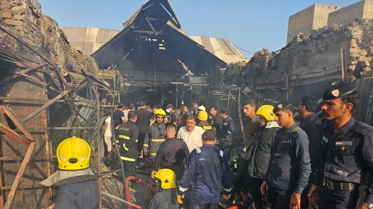 في الناصرية.. المسكف يتحول لرماد (صور)