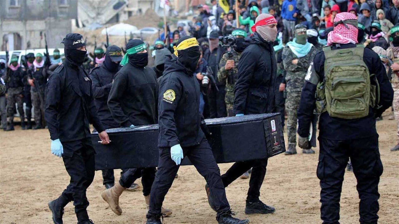 حماس تعلن اعتزامها تسليم جثمان رهينة لإسرائيل.. كم تبقى؟ 