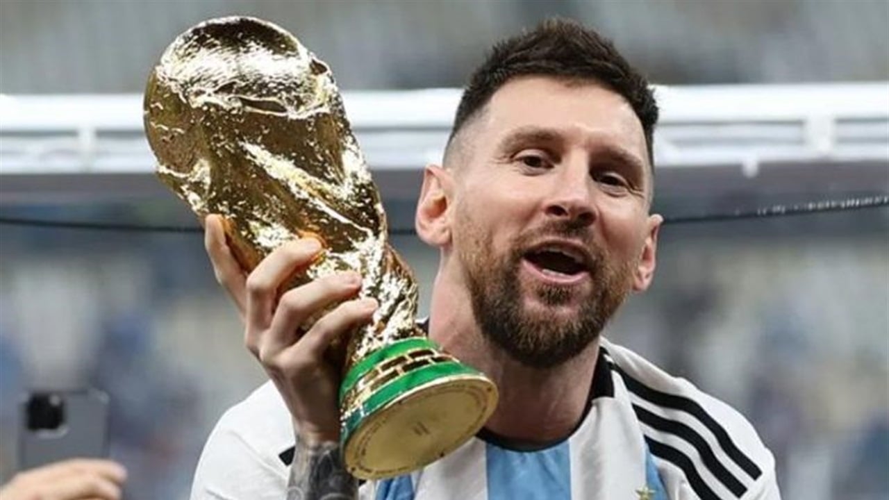 ميسي يرد على رونالدو بطريقته الخاصة.. لوح بكأس العالم